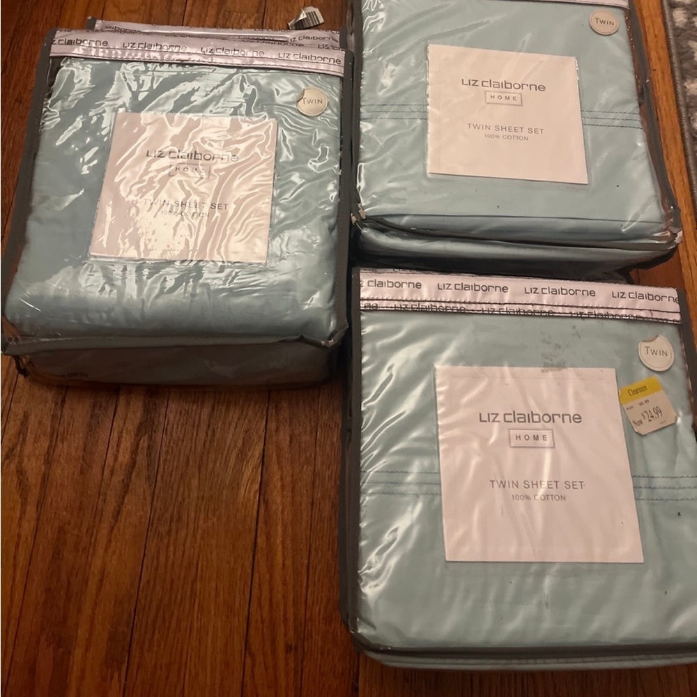 liz claiborne Twin Sheet Set (3 sets)
Twin flat & fitted sheet, pillowcase